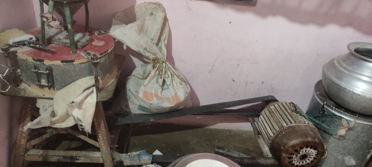 piyux12's tweet image. ये हमारे घर की आटा चक्की है अब मुझे कोई बताओ इससे में एक week के 50000 से 60000 रुपए कैसे कमाऊ 🙂
#FukraInsaan #copycontent  #AbhishekhMalhan #mrbeast #contentchor