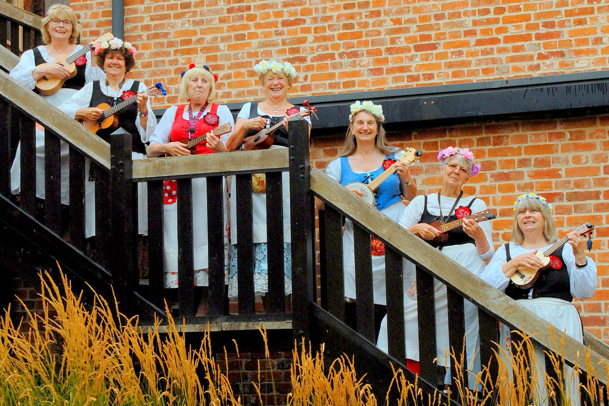 Le Noel Premier: Laughing All the Way: Mistletoe: Three Kings: Turkey Trot: Dance of the Pantomime Cow: Santa’s Jig: Happy Clapper
Just some of the dances you can do on Friday at this month's Dance Folkus. Come &amp; join us for some pre Christmas fun <a href="/lights_harbour/">Harbour Lights</a> leading the band