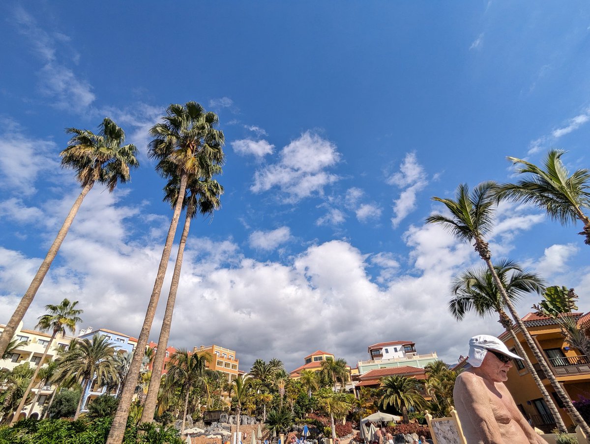 LainySwanson's tweet image. Me and hubster are on a wee much needed break. This was last night #sunsetting #skypic ❤️ Luna is still furious at the cat hotel, wouldn't even look at me when I was leaving (did hiss/swipe/throat growl but still took treats).  Took 3 booklights 👀🤣 as you do xxx