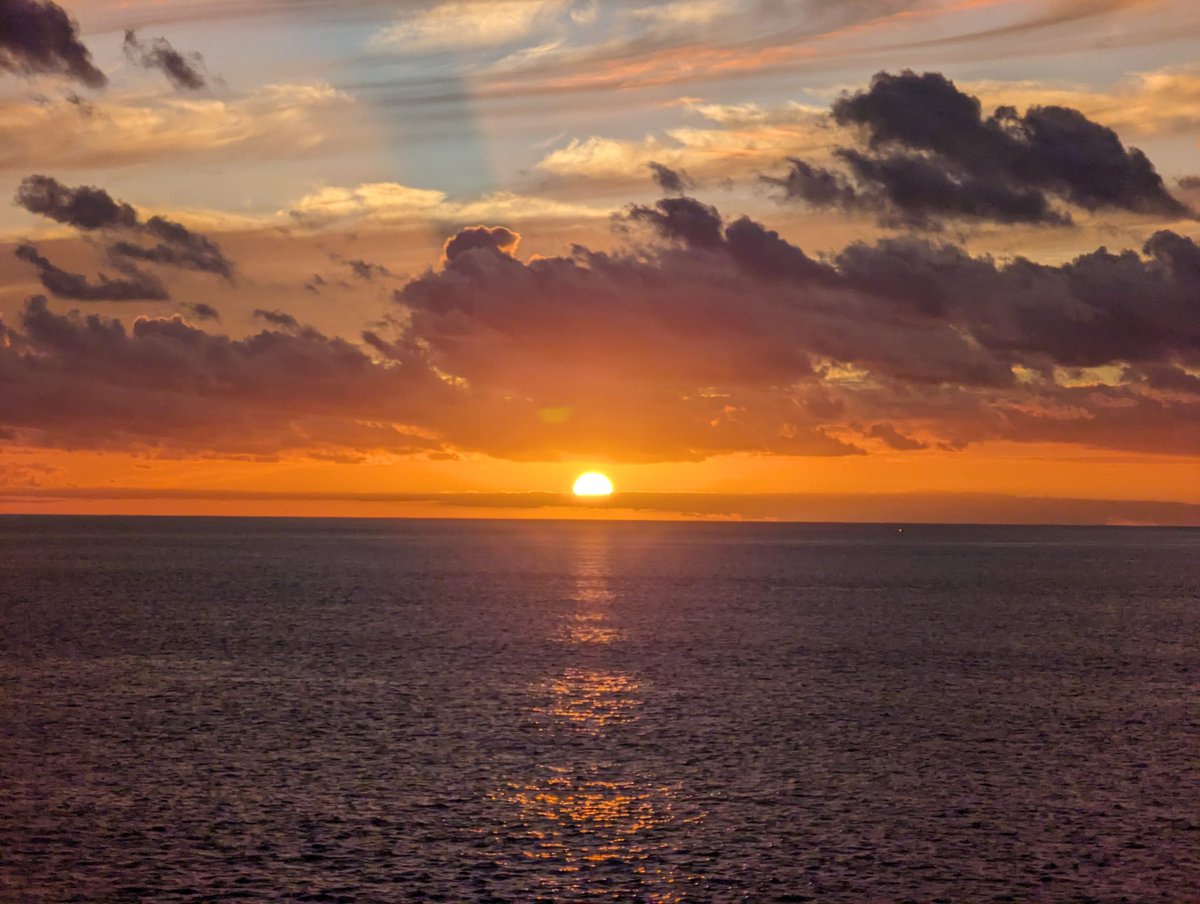 LainySwanson's tweet image. Me and hubster are on a wee much needed break. This was last night #sunsetting #skypic ❤️ Luna is still furious at the cat hotel, wouldn't even look at me when I was leaving (did hiss/swipe/throat growl but still took treats).  Took 3 booklights 👀🤣 as you do xxx
