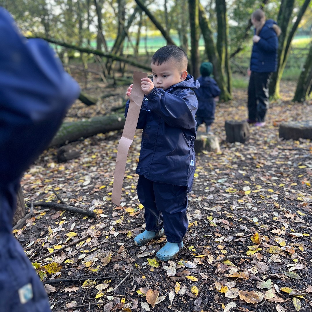 KESPreparatory's tweet photo. During our Nursery's recent Forest School session, they searched for different autumnal materials to make into a decorated crown. The children could complete this independently and had a great time doing so!

#StroudEY  #ForestSchool #NurseryLife #AutumnCrafts #CreativePlay https://t.co/8eM2NUTbUh