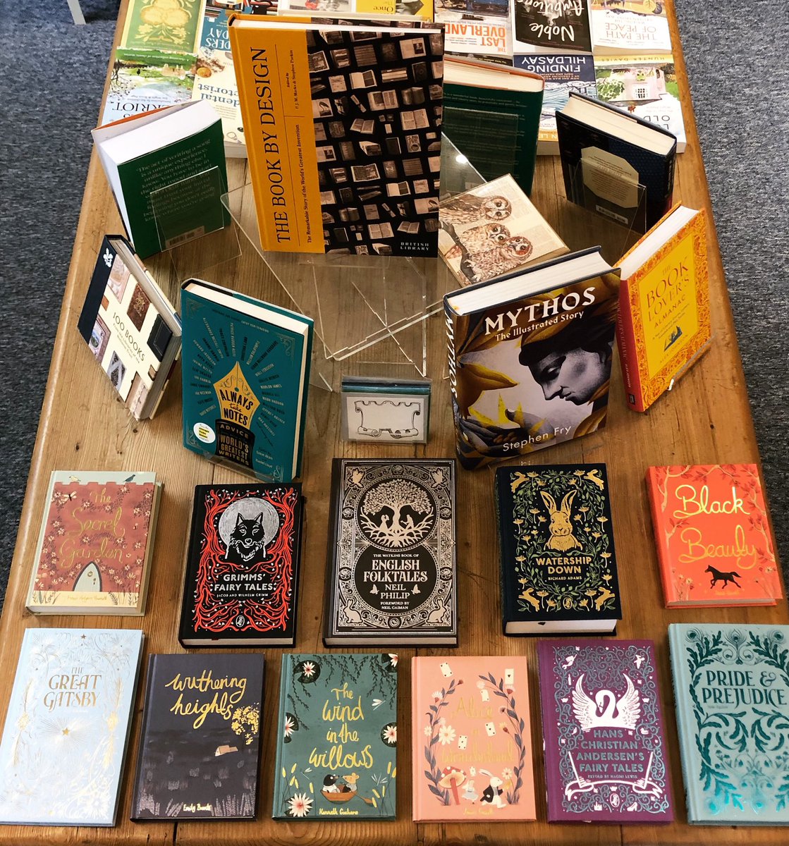 Beautiful hardback classic books, and books about… well, books 😅 Some of these editions cost as little as £8.99 - I think that’s a bit of a bargain! 🌟