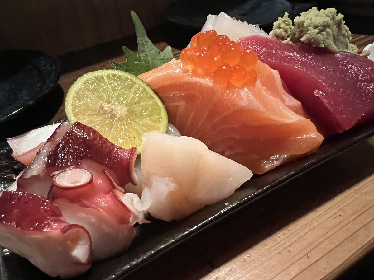 saiyuki331's tweet photo. 5件目！

もちいどの通りと
下御門の間にある居酒屋

蔵さん！✨️

ここ大好きな居酒屋さん

コの字型のカウンター
昭和初期の雰囲気
めちゃくちゃ落ち着きます☺️

おでん美味しい✨️

そしてお魚！
明け方前から
大阪の市場まで仕入れにいくそうで

盛り合わせ
めちゃくちゃ美味しいんだ〜✨️🐟🥹 https://t.co/lyYe4LiQa2