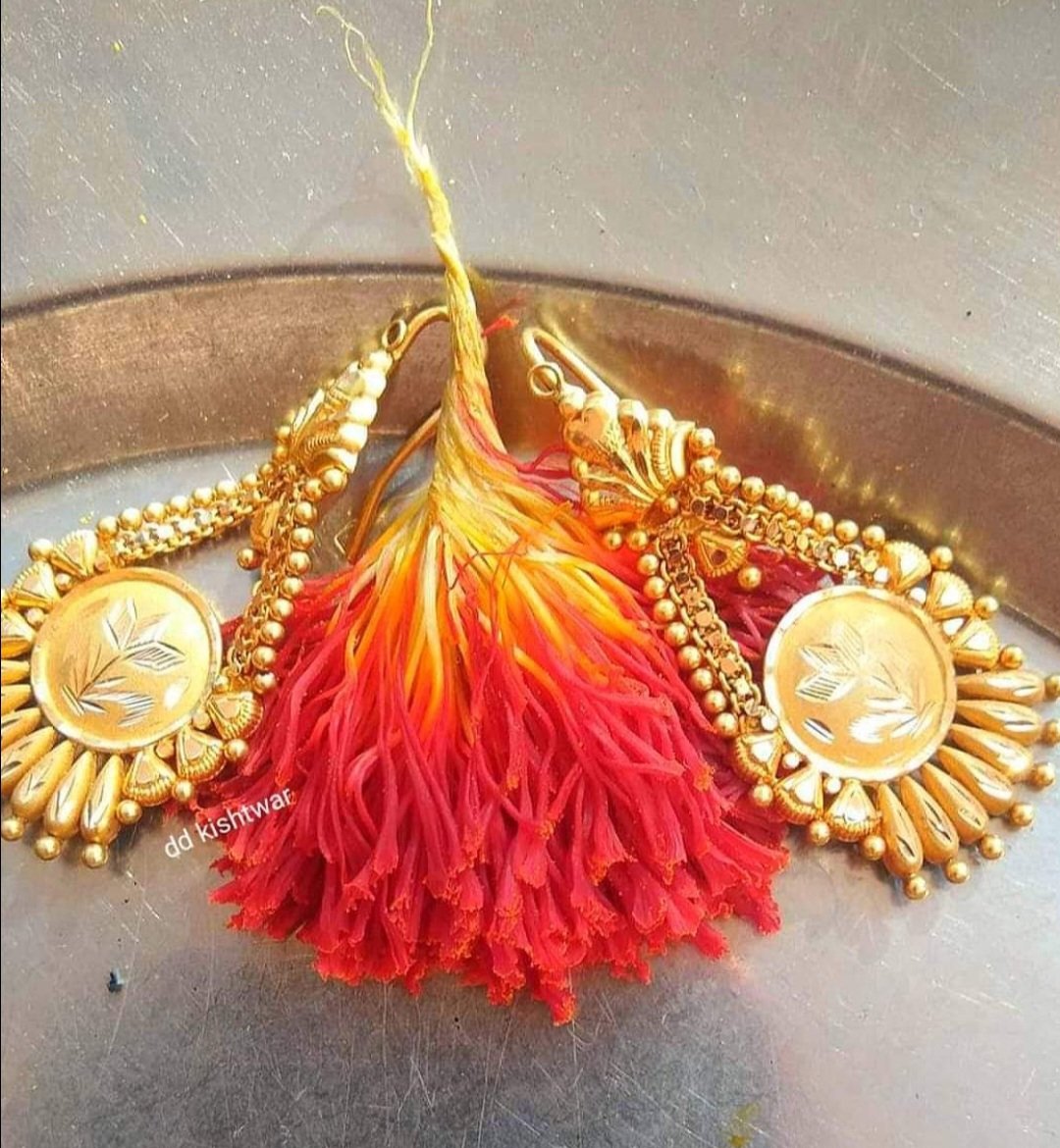 Not an easy job to differentiate which one is real Gold ? The amount of hard required for both is tremendous , This year's saffron season came to an end with a happy announcement  of GI Tag , Thanks to <a href="/Devansh_IAS/">Devansh Yadav</a> sir for great efforts. <a href="/sunaina1977/">SUNAINA SHARMA MEHTA JKAS</a> <a href="/JammuTourism/">Jammu Tourism</a>