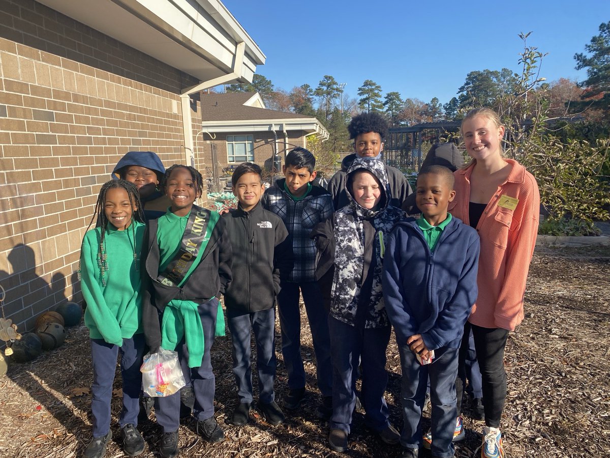 #GreenhouseGirls 🌻 #GardenBreakfastClub ☀️ with Mentor Lily ⁦@NorfolkAcademy⁩ #CommunityGardenSeatack 🌱 ⁦@SeatackDream⁩ ⁦@vbschools⁩ #5thGrade #LeadershipMatters