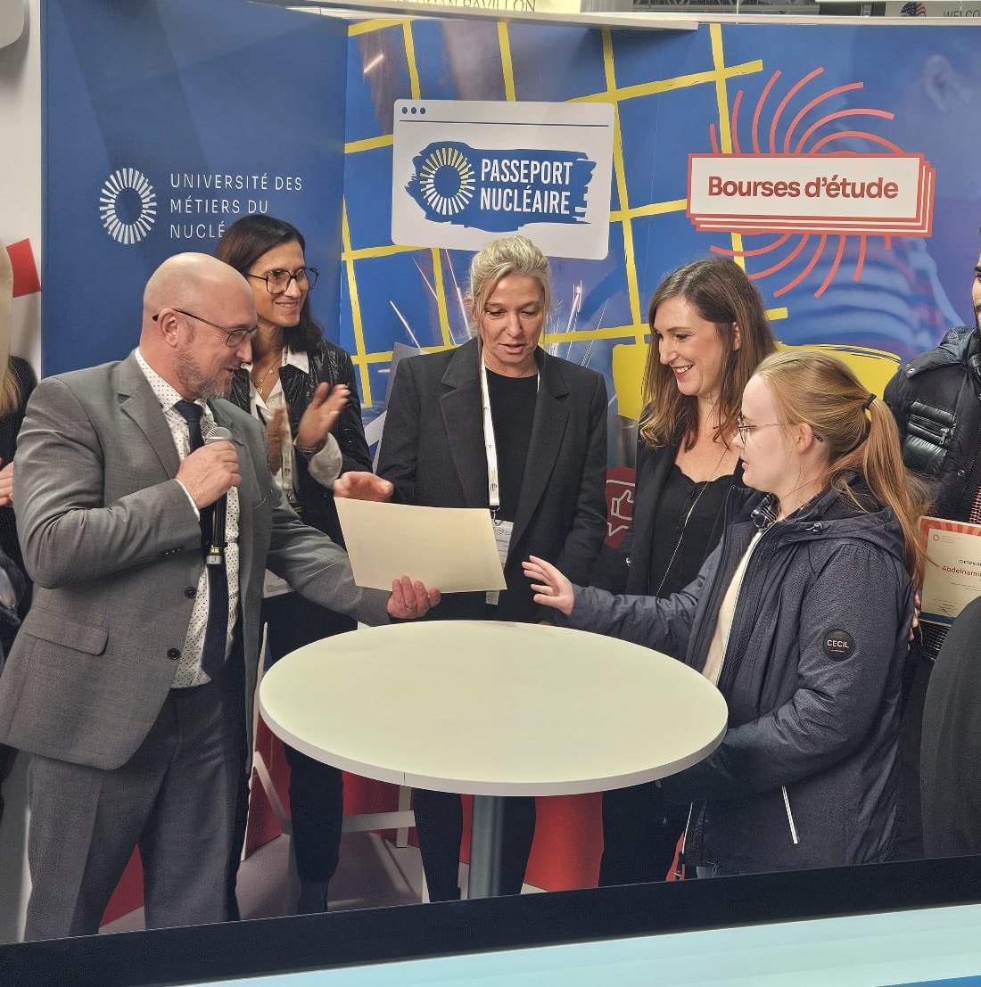Aujourd’hui  on fait découvrir aux élèves boursiers de l’Université des métiers du nucléaire des <a href="/hautsdefrance/">Région Hauts-de-France</a> l’ensemble des entreprises du secteur au <a href="/Exhibition_WNE/">WNE - World Nuclear Exhibition</a>. Le +: la remise de leur bourse par <a href="/helene_badia/">Hélène Badia</a>  pdte UMN et la ministre de l'Enseignement &amp; Formation pro