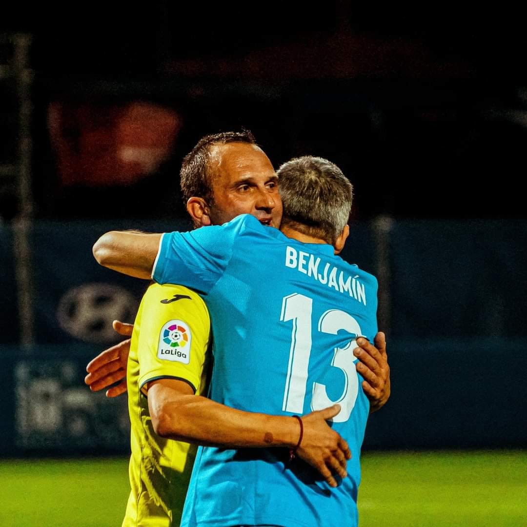 FEAFV's tweet photo. ⚽️🫂 La Asociación de exjugadores del @VillarrealCF  y @atleticbalears comparecen en el #EstadiBalear para disfrutar de una gran tarde de #fútbolsolidario a favor de #Aspanob #NiñosConCancer

🔗https://t.co/IIxaKHJ5hB

#FutbolVeteranos @aevillarrealCF #AsociacionMiembroFEAFV https://t.co/20Hr6qVTW5