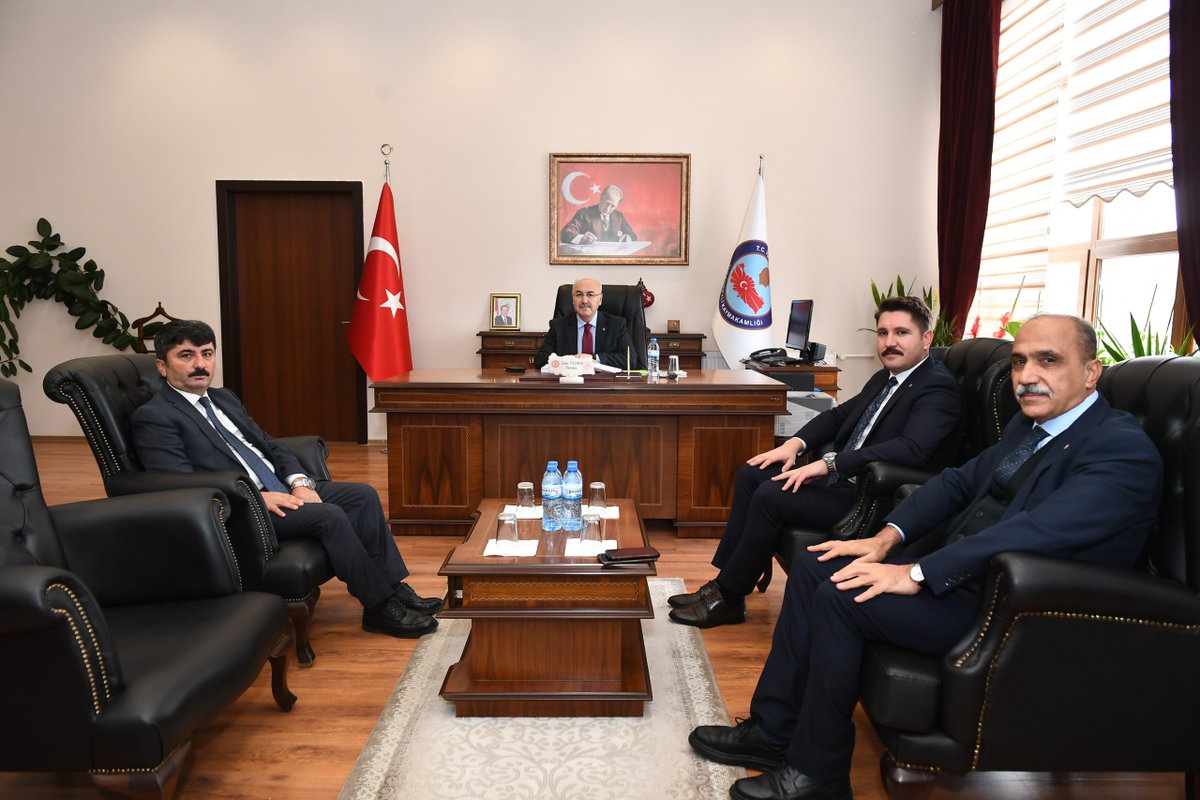 TCAdanaValiligi's tweet photo. Valimiz Sayın @yskosger, #Tufanbeyli Kaymakamlığını ziyaret etti.

Sayın Valimiz ziyaretleri sırasında Kaymakam Zübeyir Yıldırım’dan ilçemizin genel durumu hakkında bilgi aldı. https://t.co/35qSzb9VbB