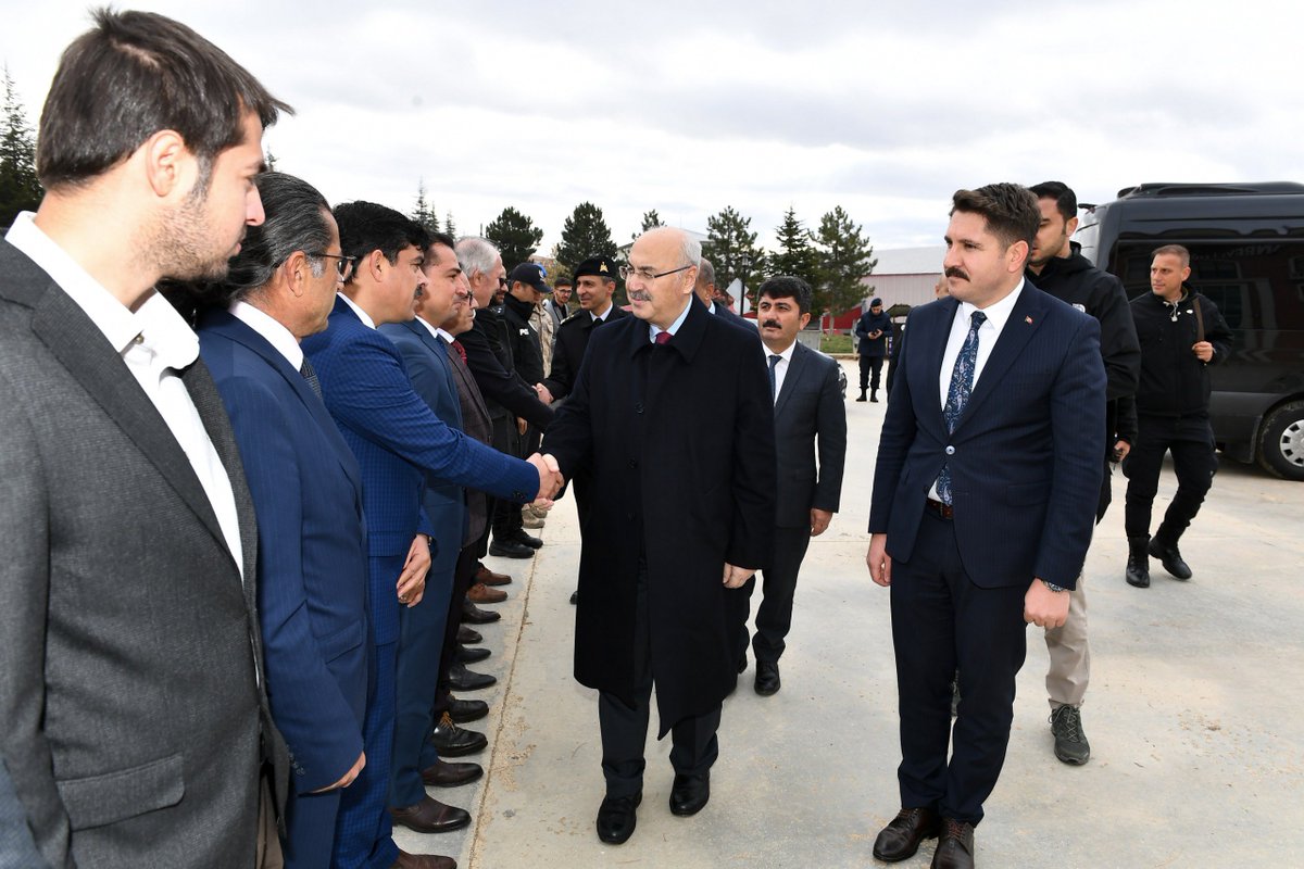TCAdanaValiligi's tweet photo. Valimiz Sayın @yskosger, #Tufanbeyli Kaymakamlığını ziyaret etti.

Sayın Valimiz ziyaretleri sırasında Kaymakam Zübeyir Yıldırım’dan ilçemizin genel durumu hakkında bilgi aldı. https://t.co/35qSzb9VbB