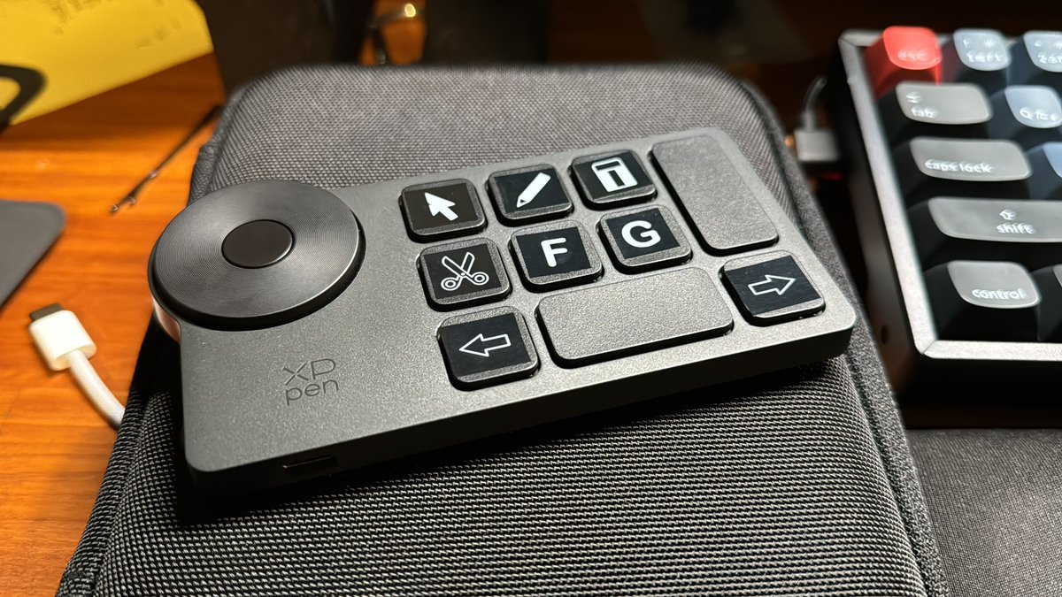 ST_goodsound's tweet photo. テプラで綺麗にしてみた！
これは、打ち込み用と波形編集用と動画編集用で欲しいかも。
ボタンももう少し欲しくなってきた笑 https://t.co/D76pXwC0Jl
