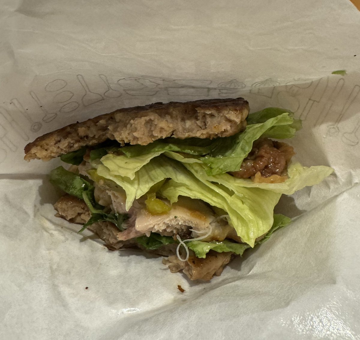 yosshy_go's tweet image. やっぱりモスバーガー美味い😋