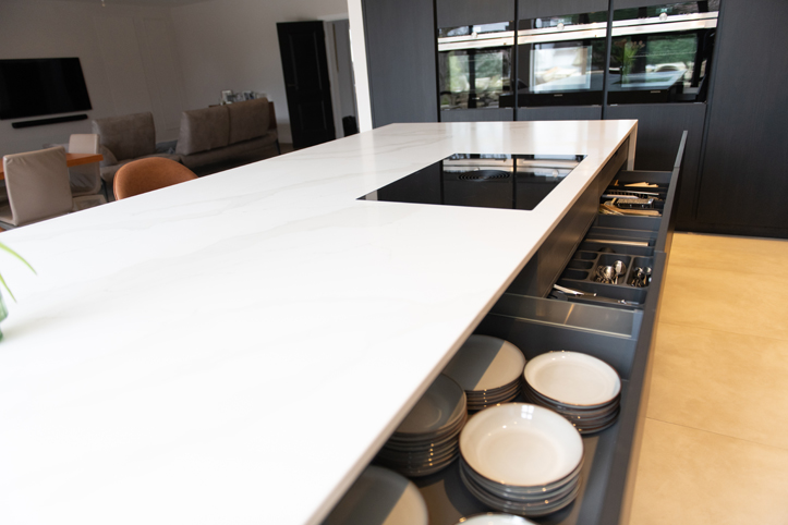 Having easy access to all the dishes, cutlery and utensils is half the battle when it comes to a smooth running dinner party. Custom storage solutions will ensure your island unit does all the heavy lifting and our #Urban furniture is at your service! 🌐 Brandtdesign.co.uk