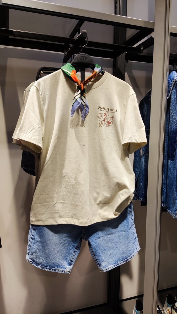 Amo este estilismo de #Zara 
Es un detalle 
Un pañuelo que suma un montón en ese look.
😉