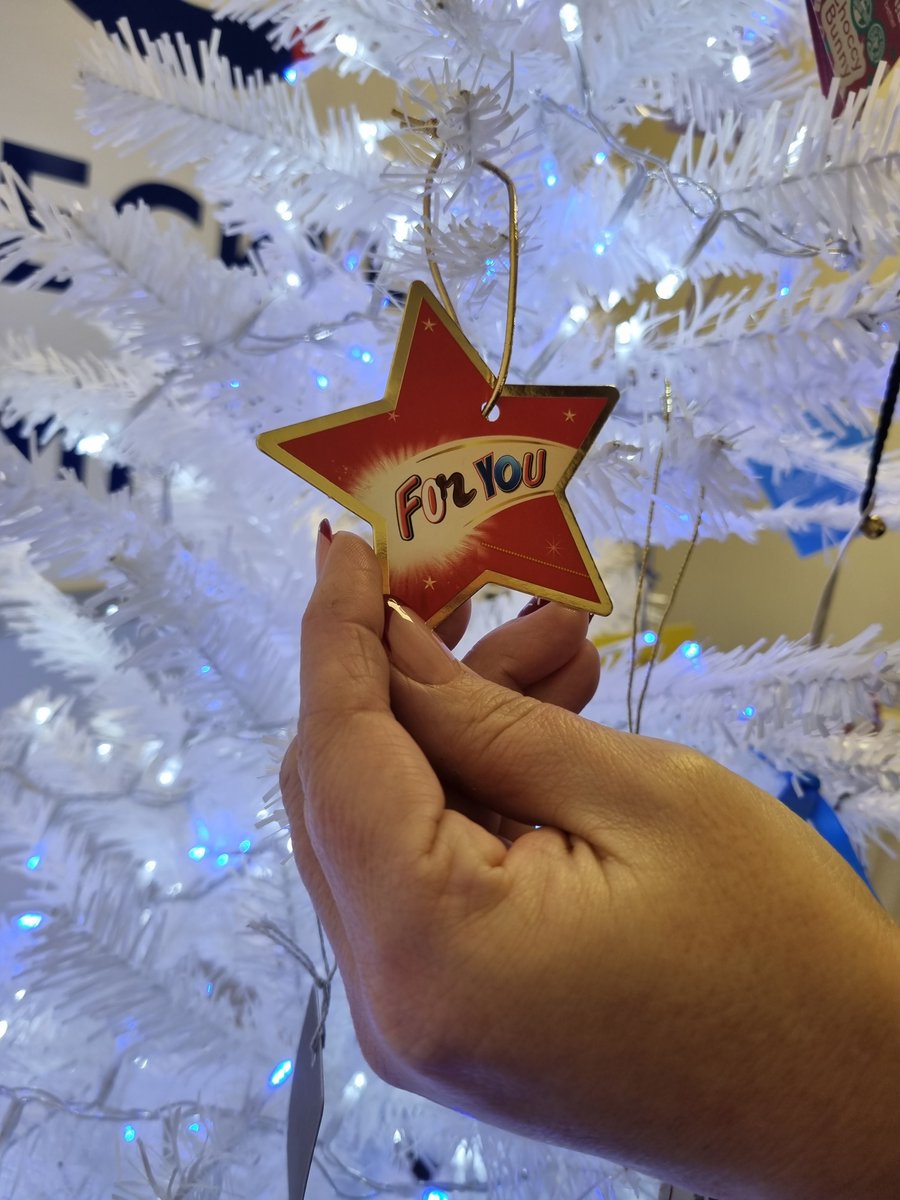 Our swing tag &amp; fulfilment site in Nottingham is getting in the festive spirit! 🎅

Looking to add that finishing touch to make your product stand out? At Elanders, we offer a long list of high-quality customised finishing services to make your brand shine! 🌟

🔵 Swing Tags
🔵