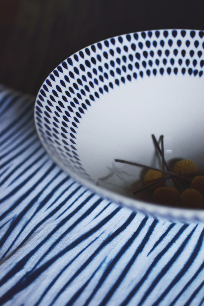 DecoratorsNotes's tweet image. This elegant indigo blue bowl is moulded from smooth earthenware and carefully hand-painted by fair trade potters in Vietnam using traditional techniques. It is a practical size for serving pasta, salads, rice dishes or as a fruit bowl.