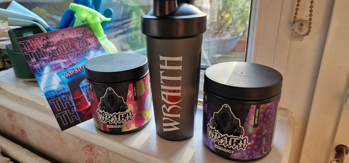 Mckenzze's tweet photo. @WraithEnergy Didnt know you was so local in Wigan! Here's a fan from Leigh! 
Ordered the tubs and got a free shaker! Epic https://t.co/mhH5l4f2IR