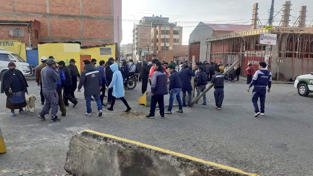 #deÚltimo:
Reordenamiento Vehicular en la ciudad de #ElAlto no se cumple a cabalidad. 
Transportistas del sector público se organizaron para retirar bloques de concreto dispuestos por el <a href="/ElAltoAlcaldia/">Gobierno Autónomo Municipal de El Alto</a> como parte del reordenamiento vehicular en cruce a Viacha.
Foto @lunasilleico