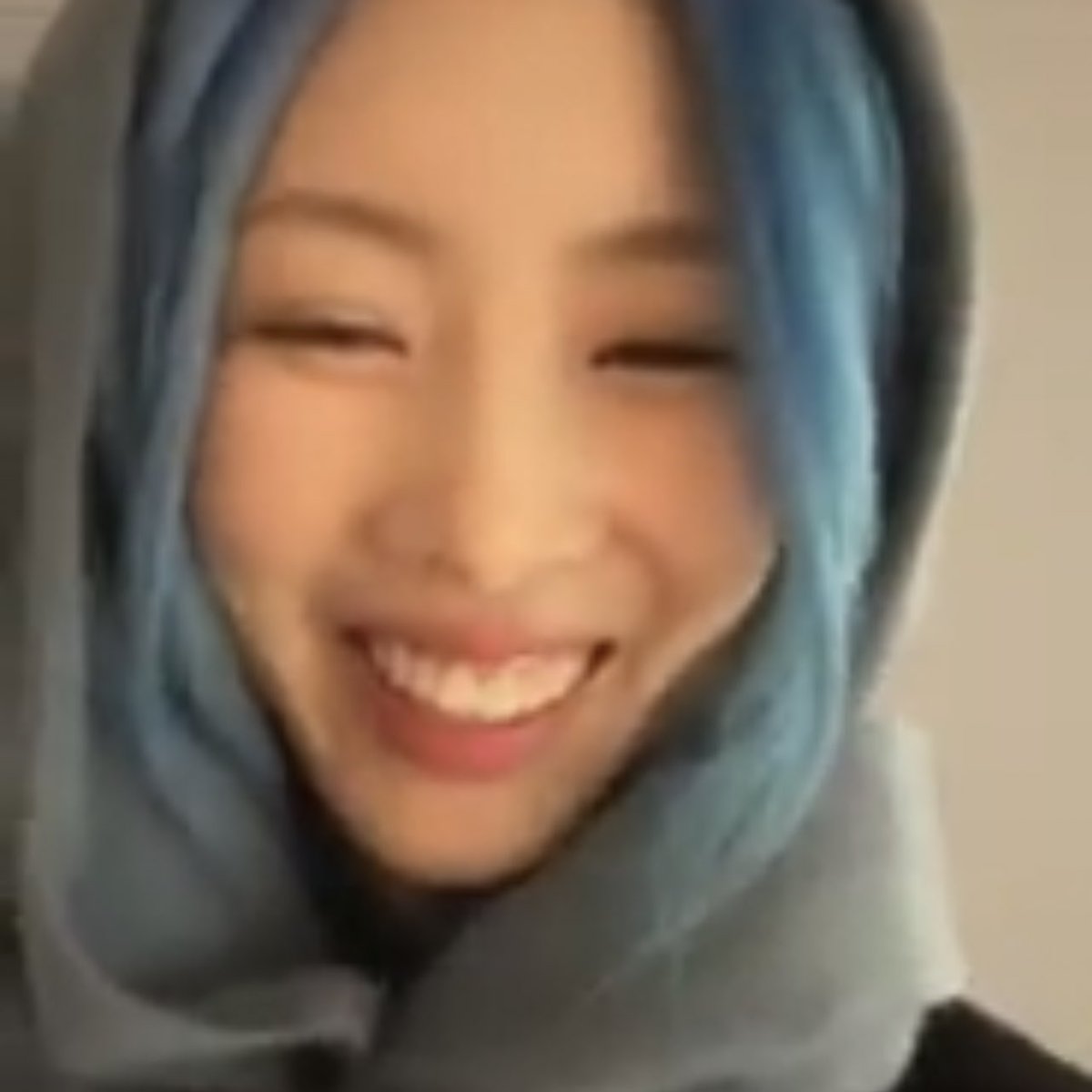yoohyeon smiling (@yhsmiles) on Twitter photo 