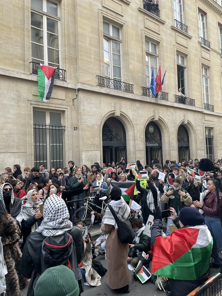 MainaMarjany's tweet photo. Nouvelle manifestation aujourd’hui devant @sciencespo en soutien à la population de #Gaza https://t.co/wlvWWjI5eG