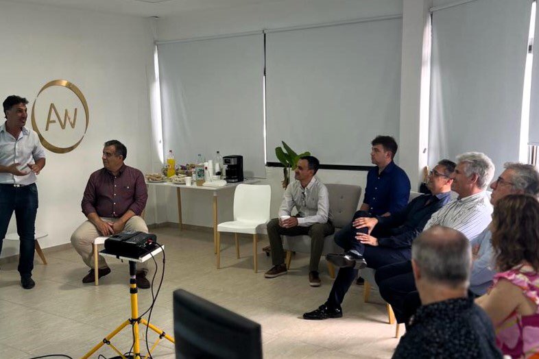 claudiojpoggi's tweet photo. Anoche mantuve una reunión de trabajo con la CISTIC-Camara Empresaria de la Industria del Software, Tecnología de la Información y de las Comunicaciones de San Luis. Nos entusiasmamos juntos sobre el San Luis que se viene !! El rol de la Industria del Conocimiento será clave !! https://t.co/zsmDKQS5xd