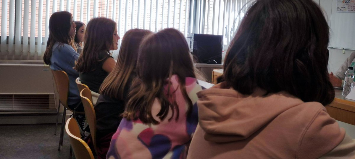 Meleban's tweet image. Debate sobre las experiencias #TRIC en la era d la #IA con #saracastillero pta. @Periodistas_APA; #GuillermoSánchezGuiu y #JuanMorata IES #RamónyCajal de Zgz; @patriciagascon responsable Red #TRIC y  @carlosgurpegui
Presenta #PatriciaGonzálezAldea @congresoCICID
@GICIDUZ
@unizar