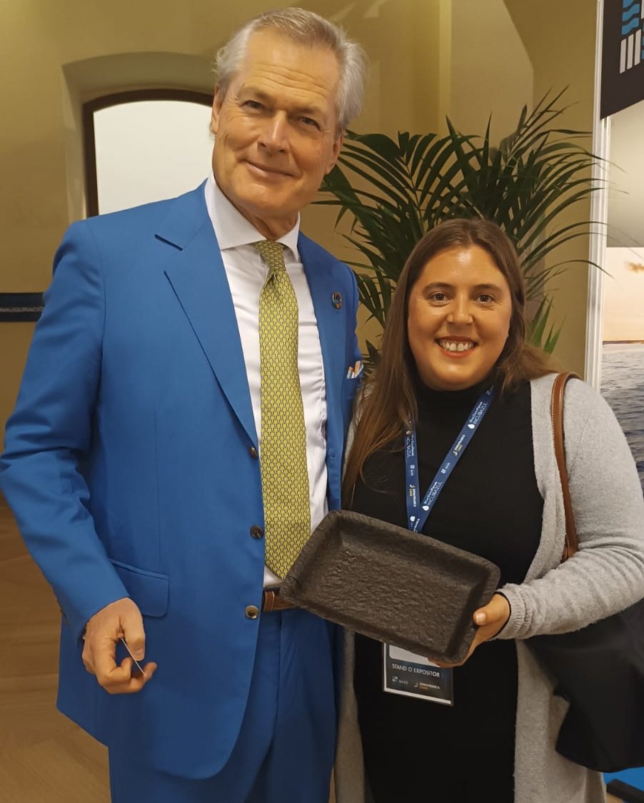 AlgaEcopack's tweet photo. ✅Lo hemos conseguido! Gunter Pauli, el 'padre' de la economía azul, conoce nuestro prototipo de bandeja a base de algas @AlgaEcopack 
Hoy, nuestra compañera @SofiaTristancho CEO de @futuralga, se lo ha presentado a Gunter Pauli en el Blue Zone Forum (BZF), de @IncubazulCadiz https://t.co/tKYUBtoumf