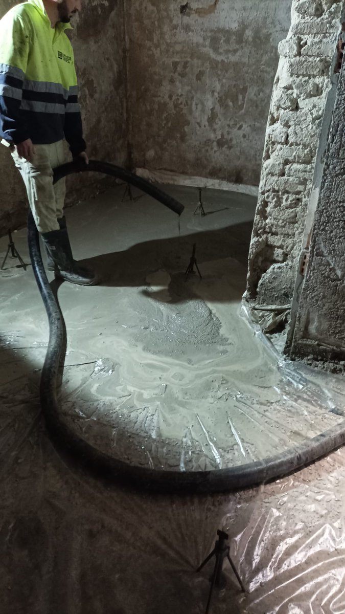 Hola Buenos Días!!
Hoy estamos vertiendo mortero autonivelante en los locales, en un edificio en la calle Feria de Sevilla. Estamos construyendo Locales Comerciales en los bajos y hasta 19 Viviendas que remataremos con una planta cubierta con piscina común.
#construccion