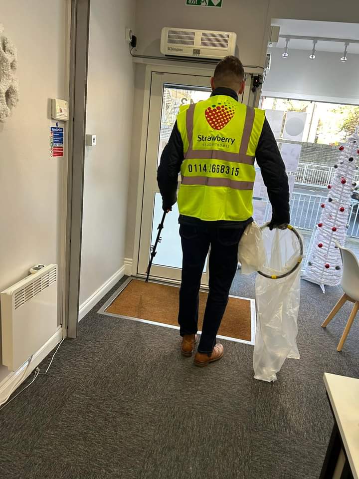 Calling all #Sheffield #Landlords - how about following the fine example of @strawberrystho and litterpick around your properties. Look after your spaces and they will look after you 👊. Please tag landlords you know... @sheffhallamuni @sheffielduni