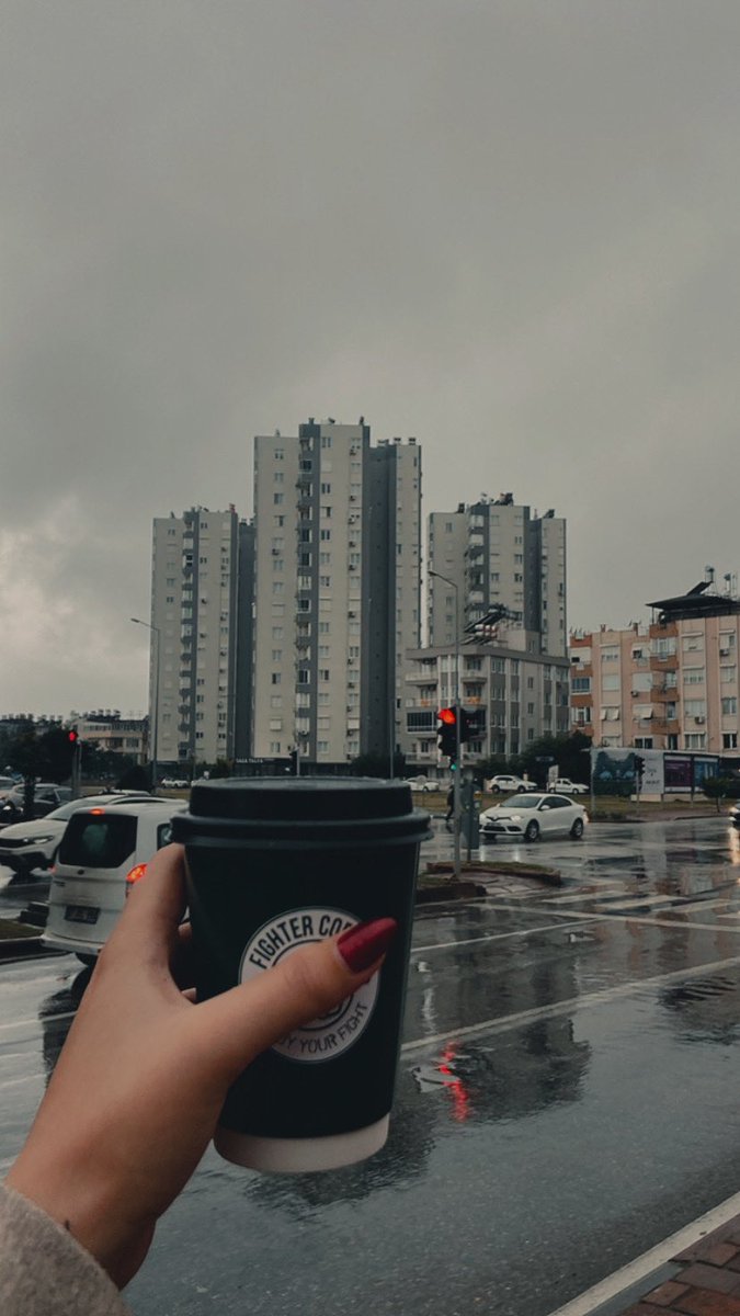 Herkes evine koşarken sen elinde kahve yavaş yavaş ıslanırken, kulaklıkta son ses Teoman-Yağmur dinliyorsundur