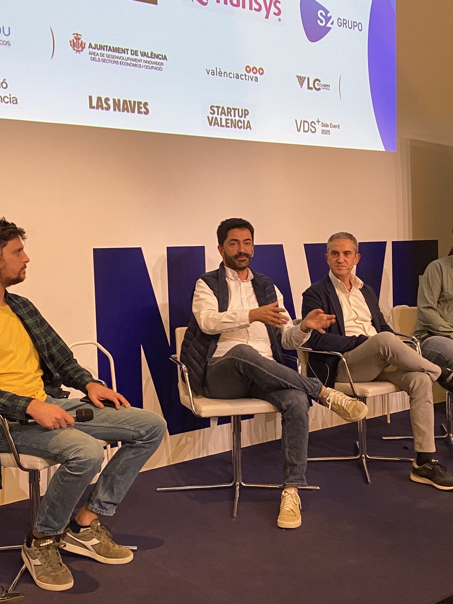 Startup_VLC's tweet photo. Conocemos más sobre la #IA y los cambios que ha supuesto en la productividad 🤖

🙋‍♂️ @RubenColomer, Managing Director & Partner en @NextTier_vc "Utilizar herramientas de #IA es un salto a nivel laboral, son democráticas y ayudan a competir directamente con grandes corporaciones internacionales"

📍 #AIDay en @LasNaves