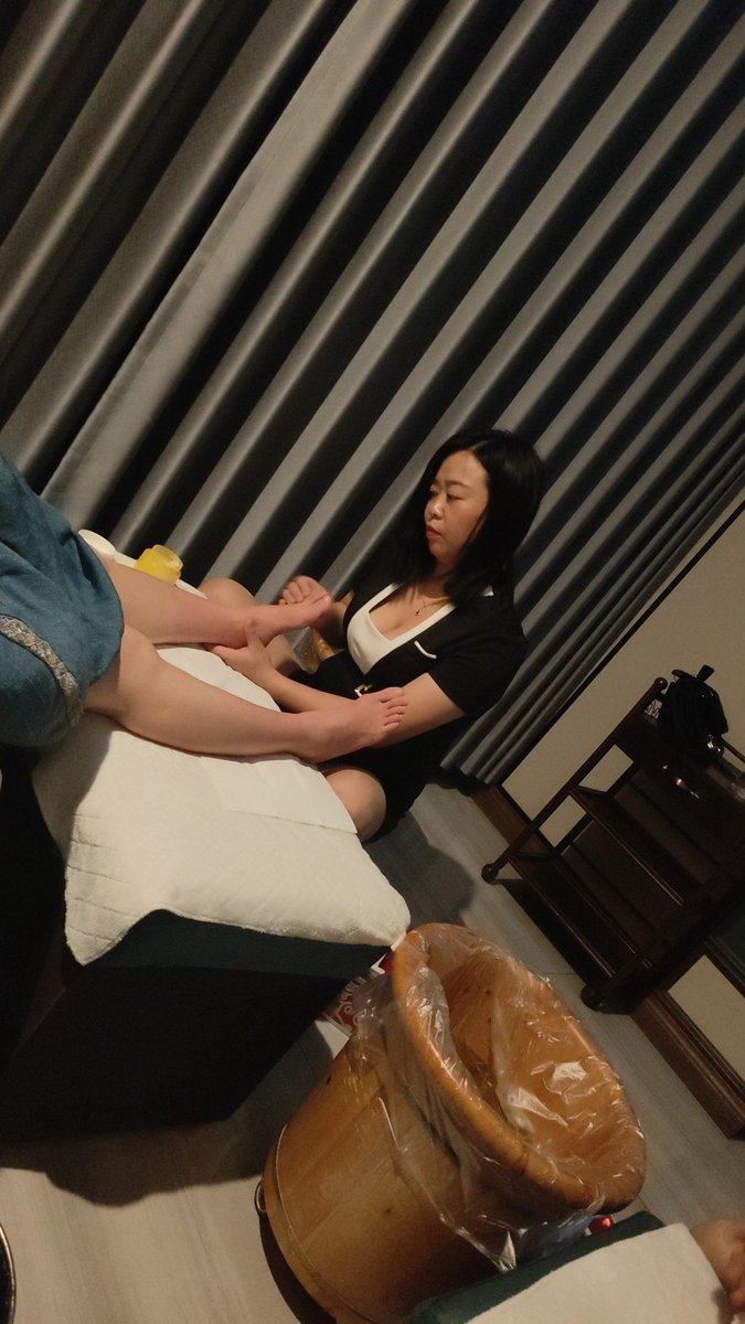 带老婆出来洗脚，老婆的胸还没洗脚妹的大。