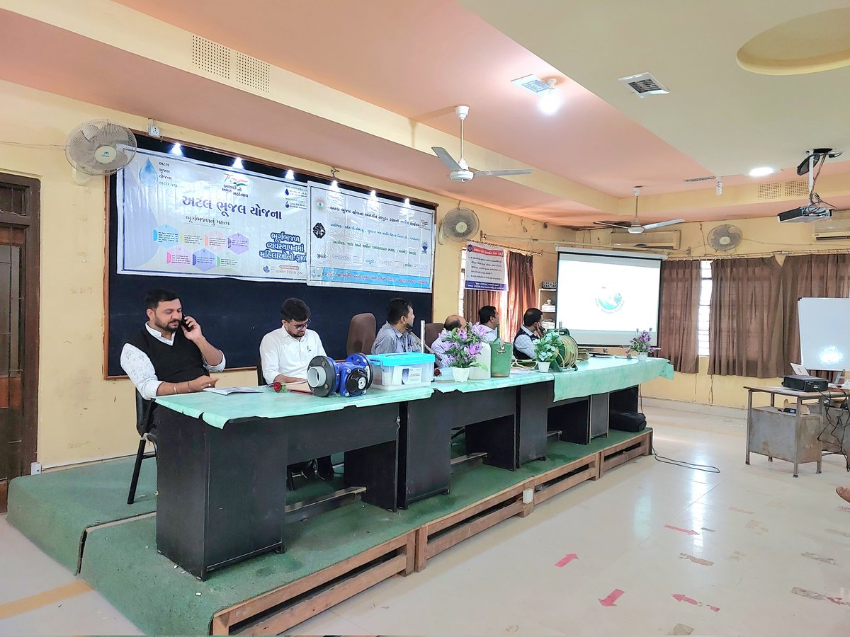 AtalB5529's tweet photo. Dated: 29/11/2023
Block Level Training was conducted on efficient use of water in agriculture, its limitations &amp; its benefits in Palanpur Block of Banaskantha District. 
During the training SPMU officials along with CRP and DPMU staff remain present.
@AtalJal @SPMUGuj https://t.co/imf6VAb0NR