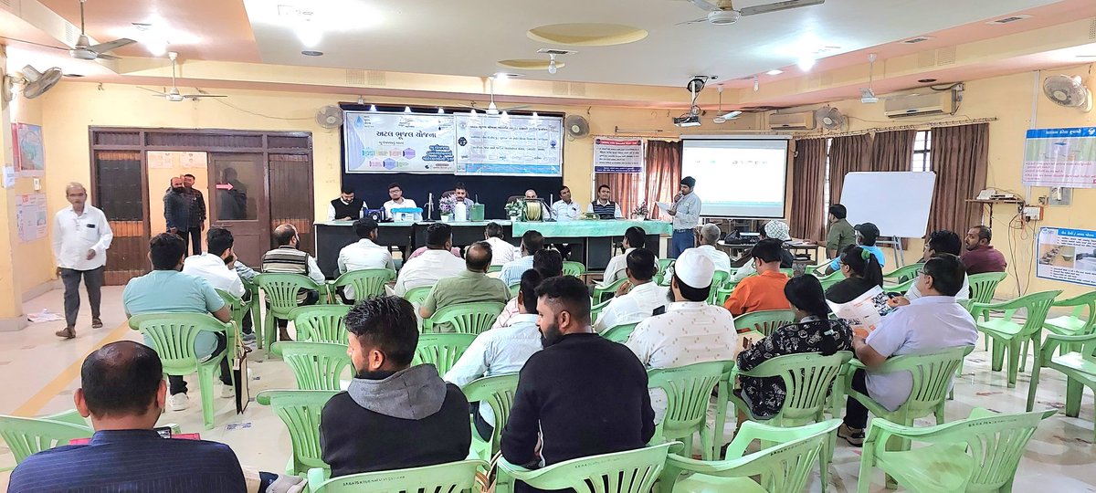 AtalB5529's tweet photo. Dated: 29/11/2023
Block Level Training was conducted on efficient use of water in agriculture, its limitations &amp; its benefits in Palanpur Block of Banaskantha District. 
During the training SPMU officials along with CRP and DPMU staff remain present.
@AtalJal @SPMUGuj https://t.co/imf6VAb0NR