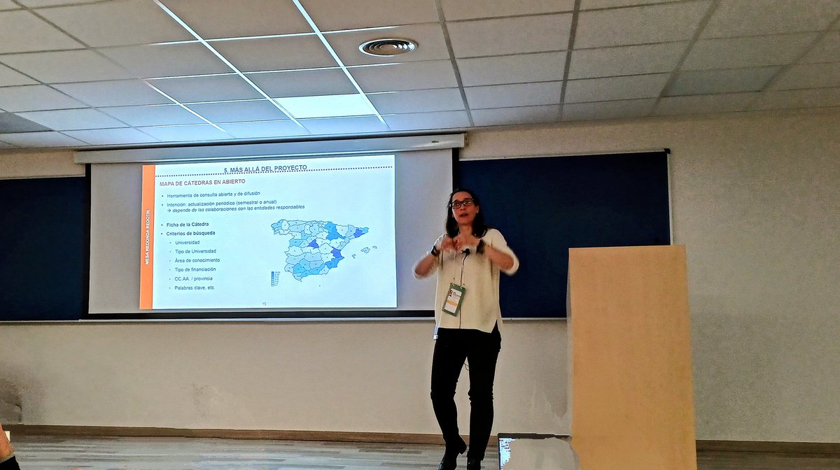 Julia Omos (<a href="/Juls_Julia/">Julia Olmos</a>) presentando proyecto sobre el fenómeno de las cátedras universitarias en España en las #JornadasCRUE2023. Más info: uv.es/inn4all