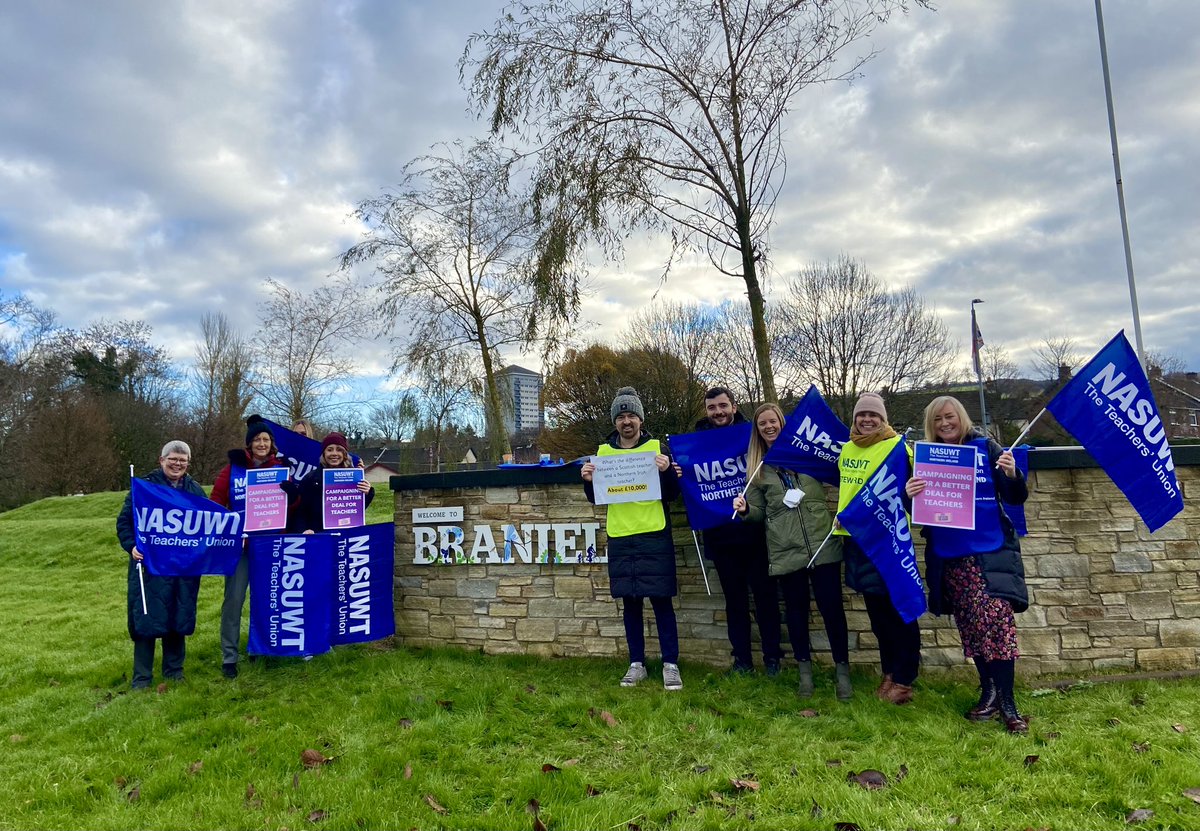 Proud to stand alongside my colleagues in the fight for better pay and conditions. It can’t be right that teachers in NI are starting on salaries £10,000 less than their counterparts in Scotland. Enough is enough! @NASUWT @NASUWT_NI 

 #BetterDealForTeachers #TeamBraniel
