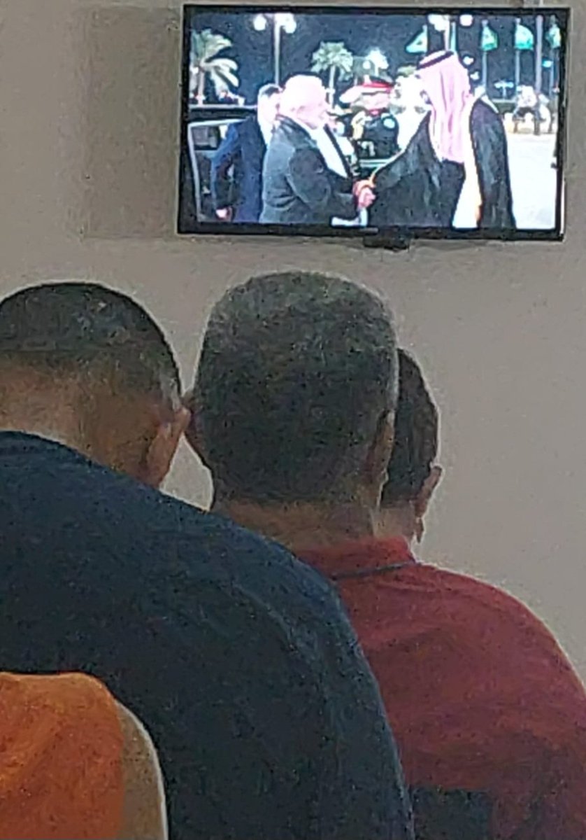 Eu aqui na clinica de fisioterapia DrWagner Paiva, em Fortaleza, aparece essa imagem e 1 senhor grita: ladrão, mentiroso,  ladrão, mentiroso...bao deu tempo filmar.  Amei😂🤣😅acompanhando o coro🎶