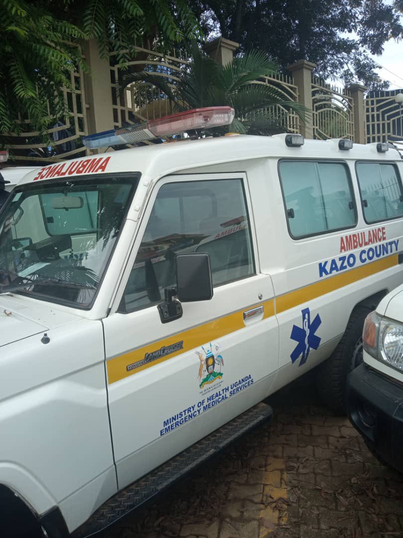 KazoDLG's tweet photo. In a bid to improve health service delivery in the district, district leadership led by the woman MP @JenniferMuheesi, LC V Chairman, @smugisha2014, the RDC and the technical team led by CAO Nsubuga have today received a fully equipped ambulance vehicle from @MinofHealthUG. https://t.co/aLDclKlTq4