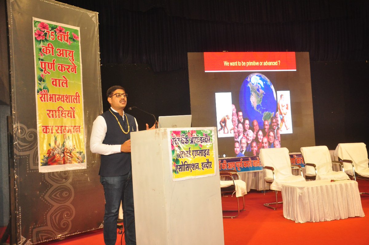 CardiologistInd's tweet photo. Presentation by Cardiologist Dr. Siddhant Jain for the State Bank of India Retired Employees Association (SBINREA)! 

The presentation was organized for the 60+ age group in which a large number of retired SBI employees participated.

#HeartHealth #SBINREA #HealthAwareness #SBI https://t.co/JtZF1aSFaG