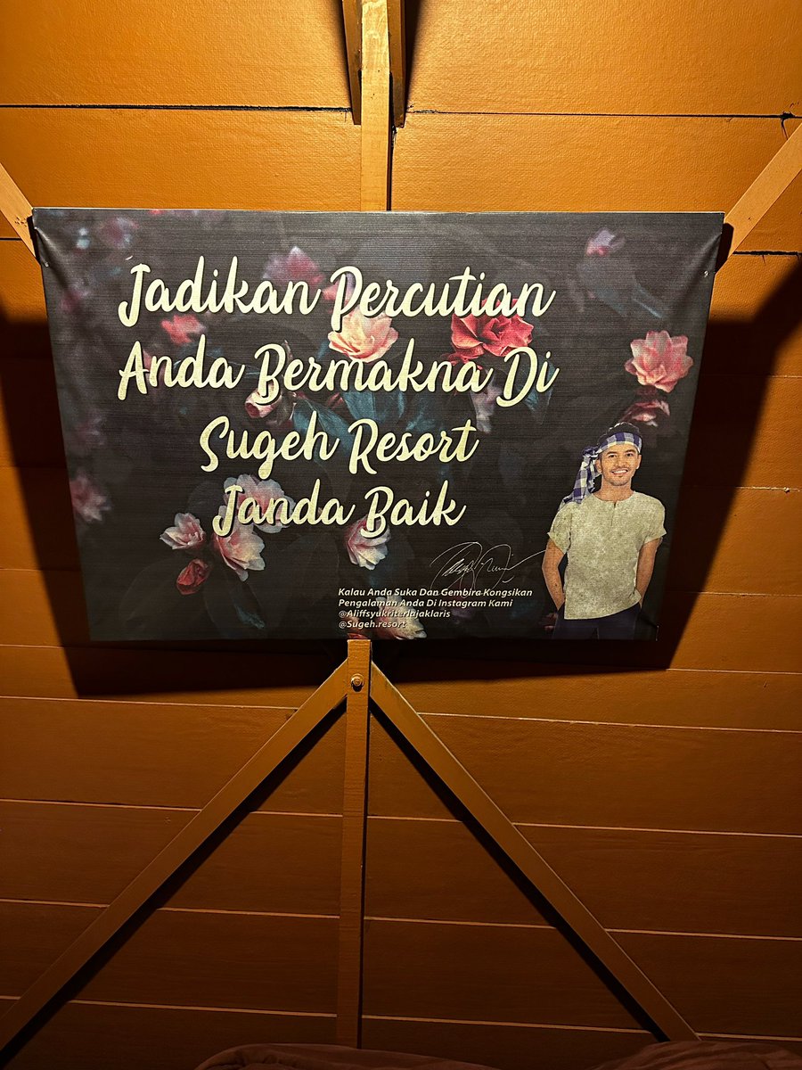 idaa_mohammad's tweet photo. Fun fact. Kalau book Rumah Batak dekat Sugeh Hill Resort, ada poster muka Alif Syukri dekat sebelah katil. 😂 https://t.co/lD63ycbFUL