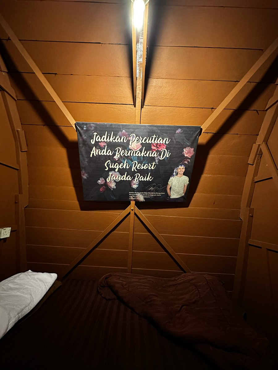 idaa_mohammad's tweet photo. Fun fact. Kalau book Rumah Batak dekat Sugeh Hill Resort, ada poster muka Alif Syukri dekat sebelah katil. 😂 https://t.co/lD63ycbFUL