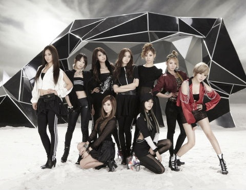 kchartsmaster's tweet photo. NewJeans (2023) becomes the first girlgroup since Girls' Generation (2011) to win 'Artist Of The Year' at the MAMA Awards. https://t.co/gruiACBJih