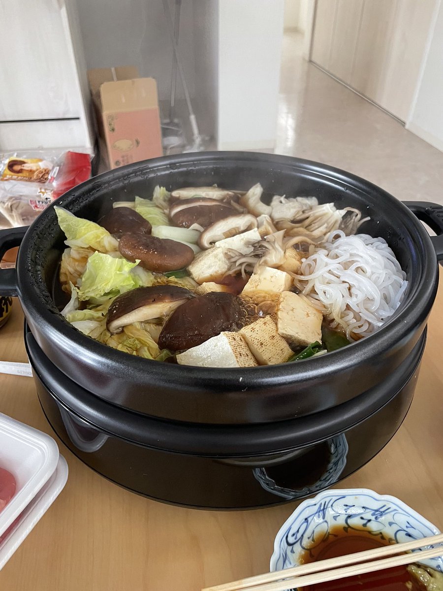 休日の寮の様子です。
社員の方から送っていただきました。

寒くなったからということで、朝からすき焼きです。食堂のご飯も食べたのに食欲凄すぎます笑