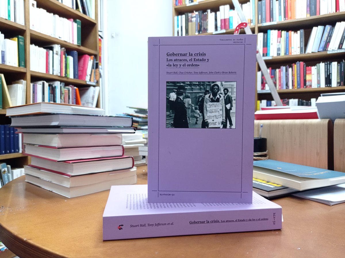 Visor Libros (@libreriavisor) on Twitter photo Esta semana os recomendamos una novedad editada de la mano de <a href="/Traficantes_Ed/">@traficantes-ed.bsky.social</a> :
«Gobernar la crisis»,un clásico producido por el entro de Estudios Culturales Contemporáneos (CCCS) de la Universidad de Birmingham, donde destacaron figuras como Stuart Hall o Tony Jefferson. Esta semana os recomendamos una novedad editada de la mano de <a href="/Traficantes_Ed/">@traficantes-ed.bsky.social</a> :
«Gobernar la crisis»,un clásico producido por el entro de Estudios Culturales Contemporáneos (CCCS) de la Universidad de Birmingham, donde destacaron figuras como Stuart Hall o Tony Jefferson.