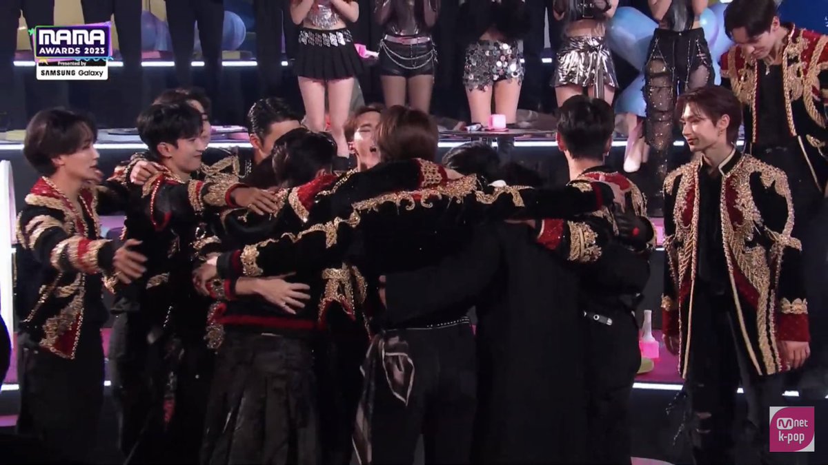 1woo17's tweet image. 2023 MAMA Awards Album of the Year goes to SEVENTEEN 🥳🏆

Congrats for the DAESANG!!!! 
OT13 on stage @pledis_17