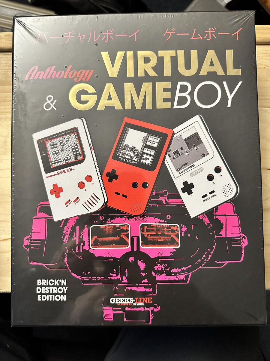 NeuesAusDemNest's tweet photo. Wenn Du es schon fast vergessen hast, kickt der #Kickstarter erst so richtig rein - die Virtual Boy&Gameboy Anthology von #GeeksLine.
Was für ein Werk - Fast 550 Seiten, Virtual Boy-Bilder in anaglyphem 3D (inklusive Rot-Blau-Brille) und ein Breakout-Modul für den GameBoy! https://t.co/lP2mtiYnyS