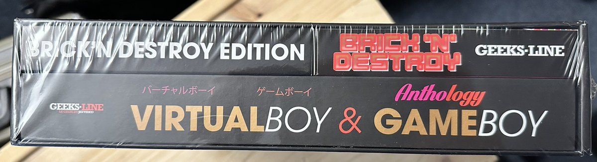 NeuesAusDemNest's tweet photo. Wenn Du es schon fast vergessen hast, kickt der #Kickstarter erst so richtig rein - die Virtual Boy&Gameboy Anthology von #GeeksLine.
Was für ein Werk - Fast 550 Seiten, Virtual Boy-Bilder in anaglyphem 3D (inklusive Rot-Blau-Brille) und ein Breakout-Modul für den GameBoy! https://t.co/lP2mtiYnyS