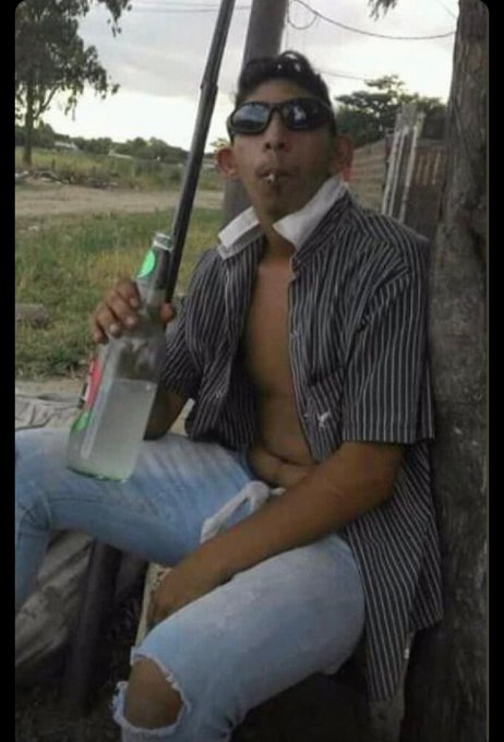 Mi mamá: no vengas tan tarde 
 
Yo a las 8 AM en un barrio donde ni dios te acompaña: