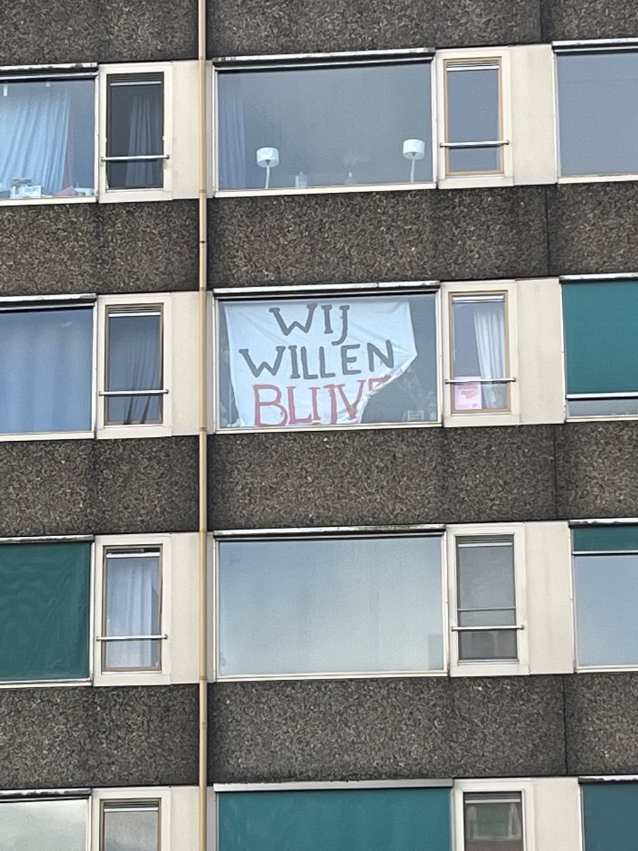 Hier in Amstelveen moeten bewoners weg om plaats te maken voor asielzoekers. Er is geen huisvesting geregeld voor de mensen die er nu zitten. De asielzoekers krijgen zakgeld en 3 maaltijden per dag,terwijl aan de achterkant van het gebouw de voedselbank is ,voor de Nederlanders i