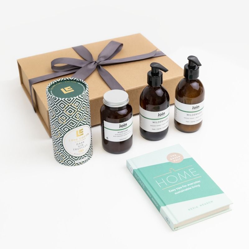GildedBeeStudio's tweet photo. Did you know on average, UK households throw away three-and-a-half black bags of Christmas packaging over the festive season? 🤯 (Source: GWP Group) At #GildedBee, we're working to turn the tide with reusable gift boxes. Check out our blog for more info: https://t.co/A4beUWybjD https://t.co/eQzxbdmoBL