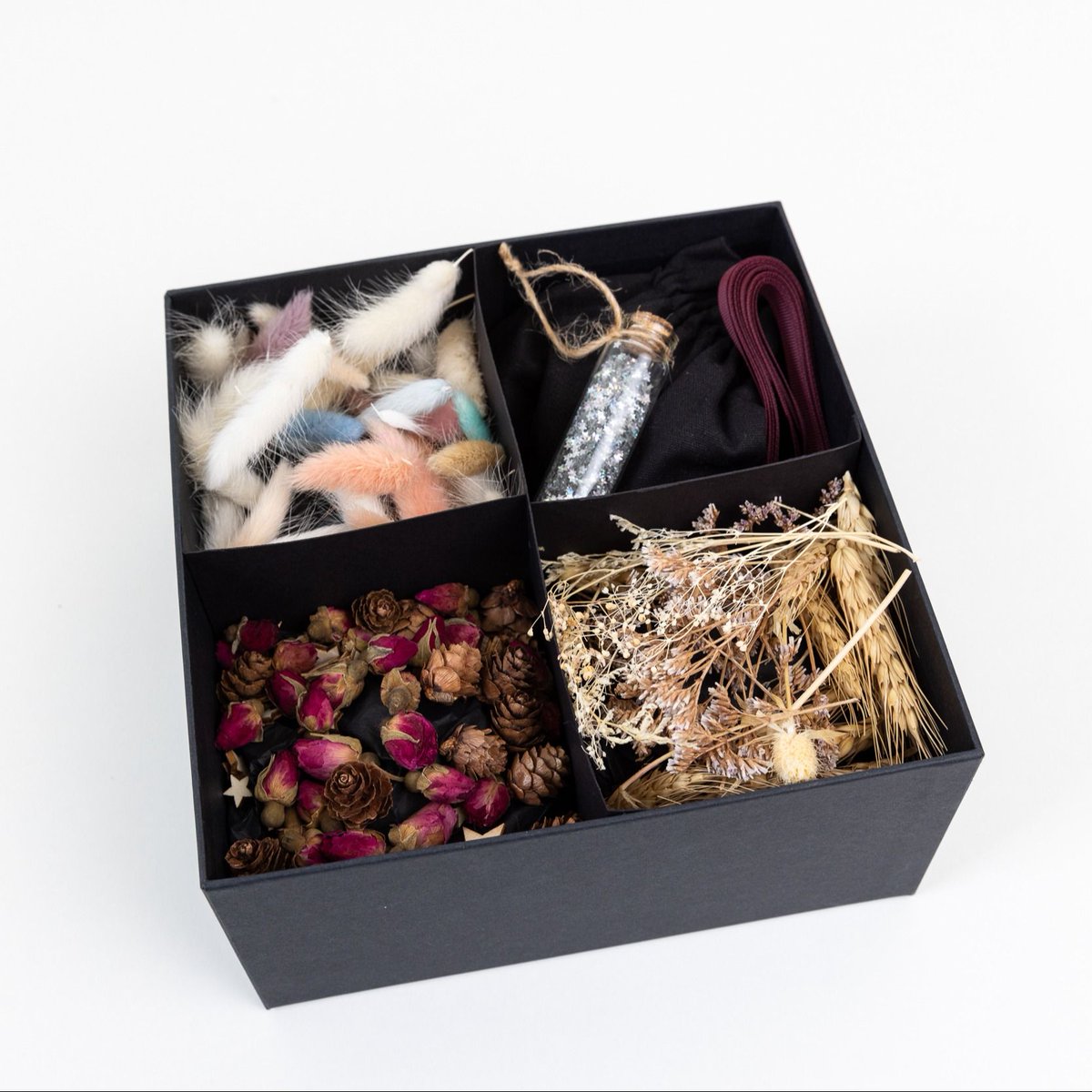 GildedBeeStudio's tweet photo. Did you know on average, UK households throw away three-and-a-half black bags of Christmas packaging over the festive season? 🤯 (Source: GWP Group) At #GildedBee, we're working to turn the tide with reusable gift boxes. Check out our blog for more info: https://t.co/A4beUWybjD https://t.co/eQzxbdmoBL